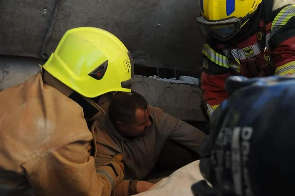 Чоловіка витягнули з-під завалів Чоловіка витягнули з-під завалів