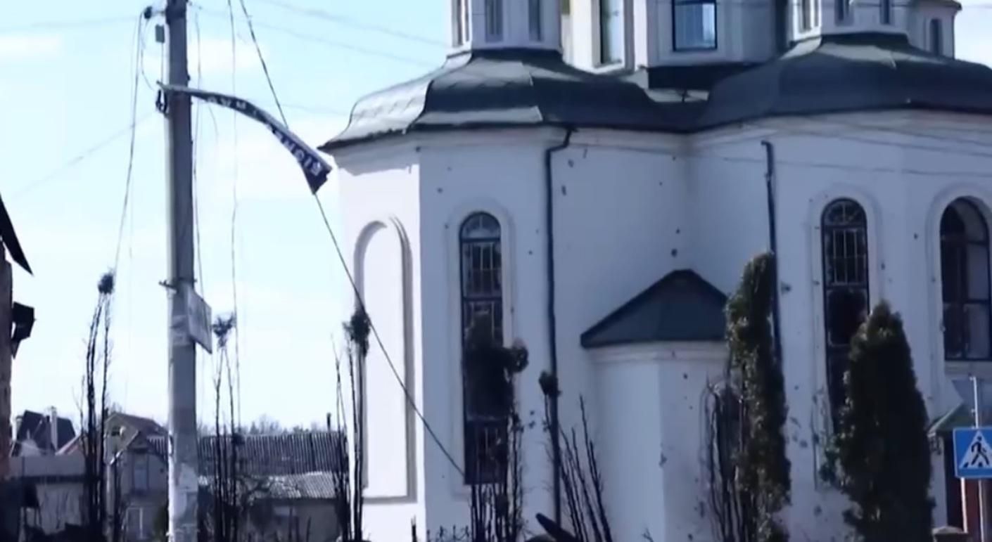 Оккупанты снова палят по церквям: снаряды повредили храм в Ирпене Оккупанты снова палят по церквям: снаряды повредили храм в Ирпене