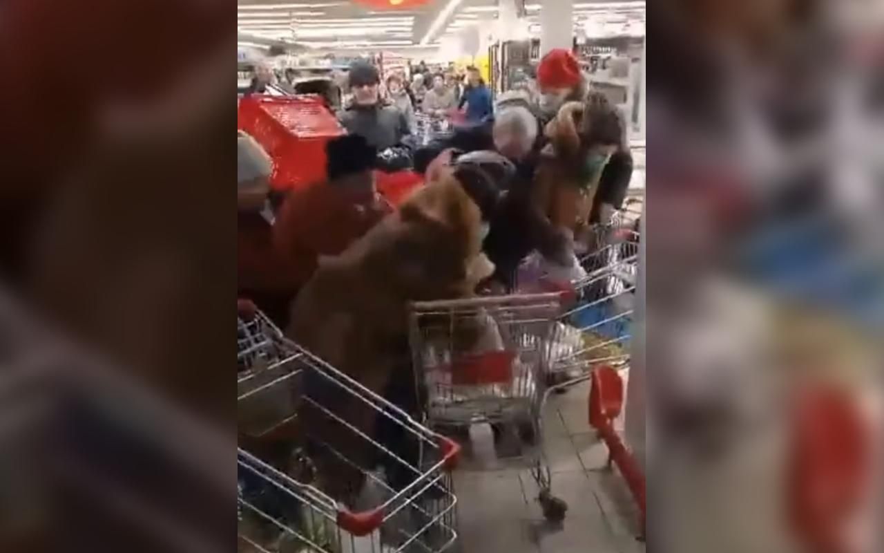 В российских супермаркетах продолжаются ожесточенные схватки за сахар: эпичное видео - 24 Канал В российских супермаркетах продолжаются ожесточенные схватки за сахар: эпичное видео - 24 Канал