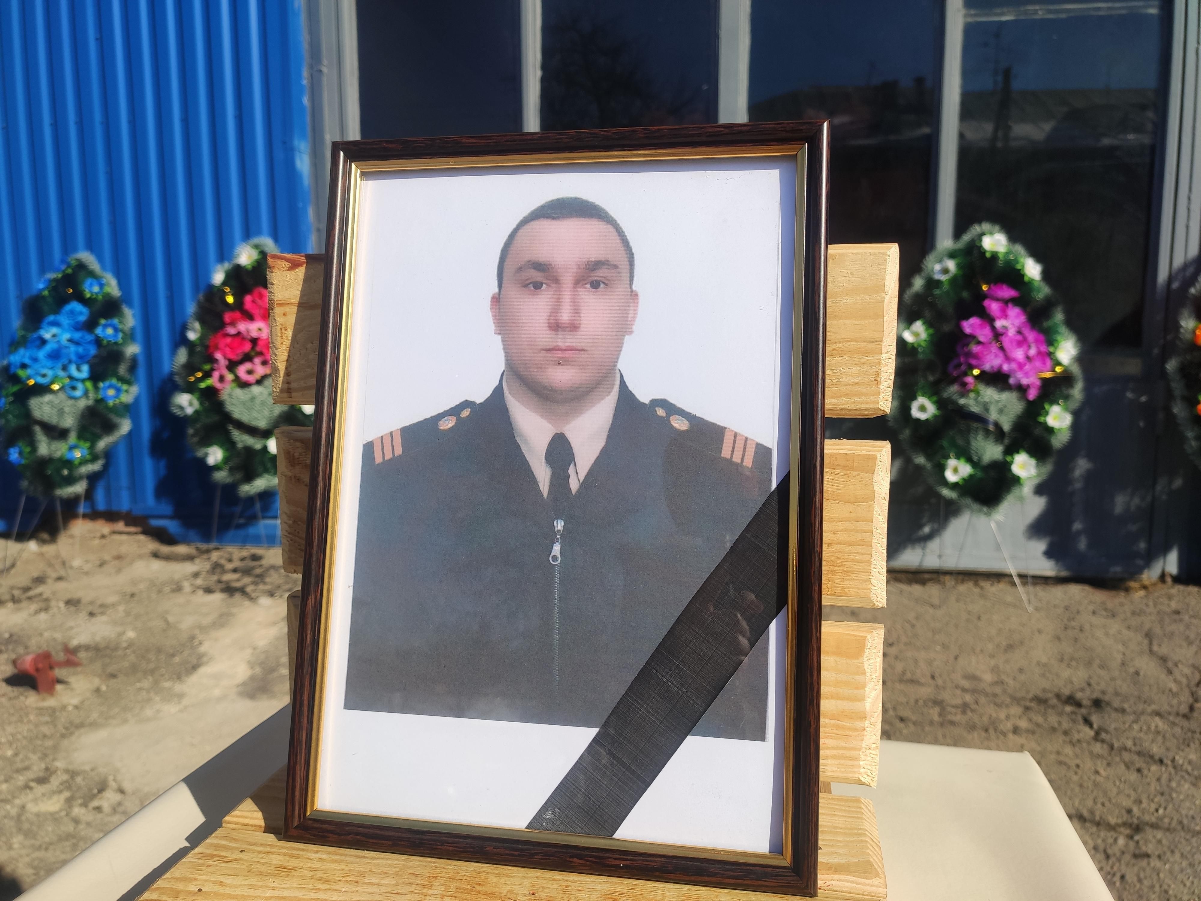 В Харькове простились со спасателем Александром Подольским, который тушил пожар на "Барабашово" В Харькове простились со спасателем Александром Подольским, который тушил пожар на "Барабашово"