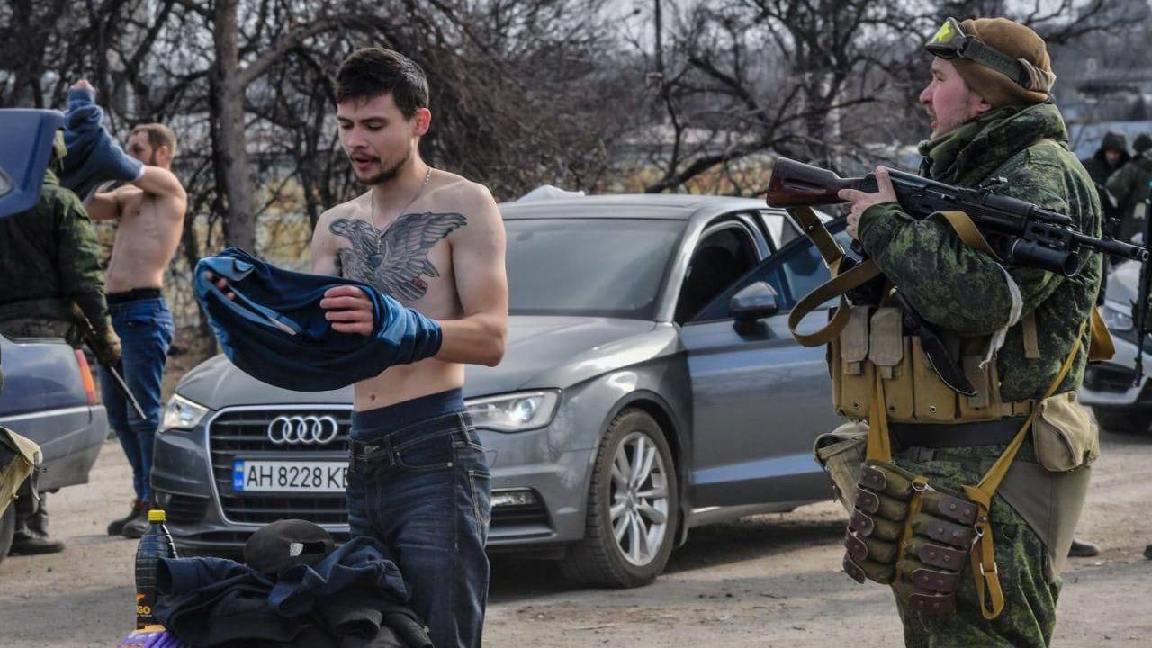 Раздевают и осматривают мужчин: оккупанты выискивают "азовцев" на выезде из Мариуполя - 24 Канал