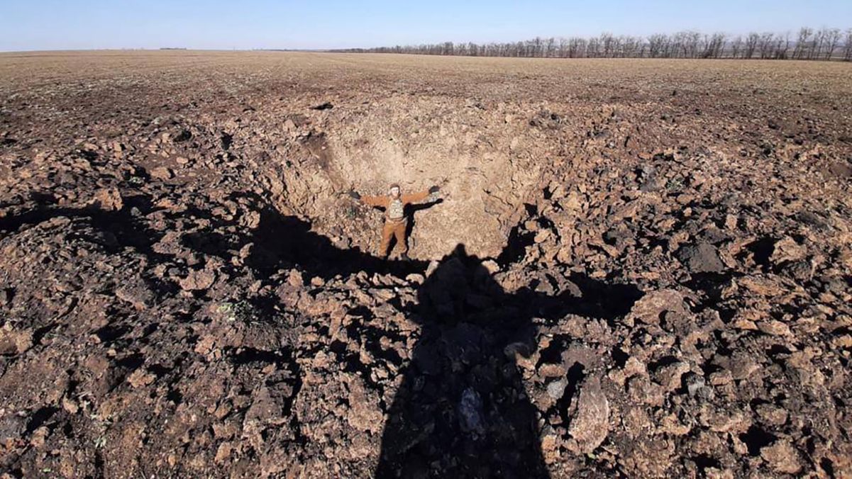 Воронка глубиной 4 метра: ВСУ показали, как оккупанты промахнулись из артиллерии по защитникам Воронка глубиной 4 метра: ВСУ показали, как оккупанты промахнулись из артиллерии по защитникам