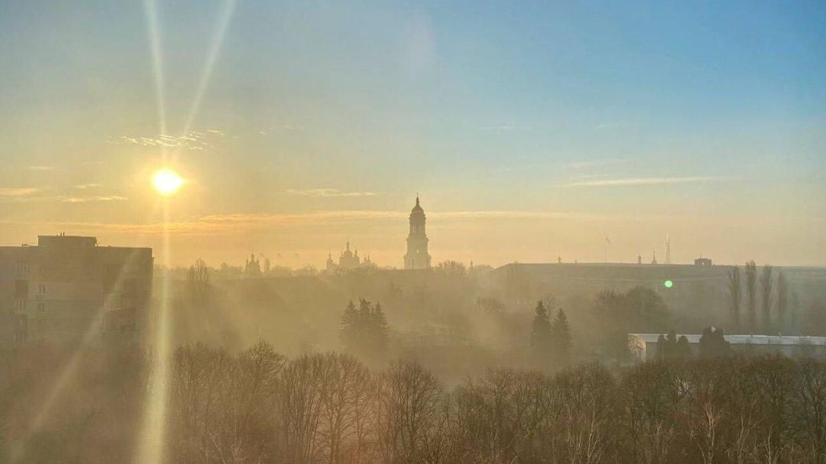 В Киеве зафиксировано значительное ухудшение качества воздуха: КГГА просит не выходить на улицу