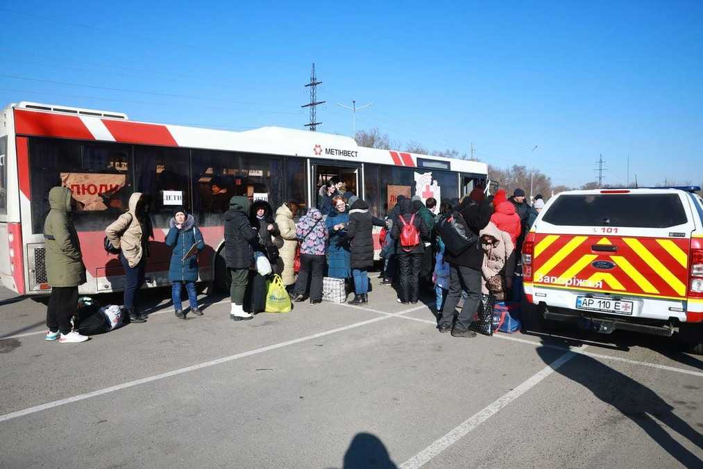 В Запорожье прибыли 5 автобусов с мариупольцами, которые смогли добраться до  Бердянска - 24 Канал