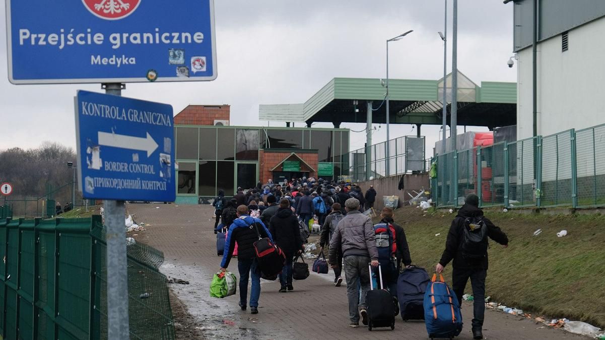 Кто из мужчин имеет право выехать за пределы Украины во время военного положения: правила - 24 Канал Кто из мужчин имеет право выехать за пределы Украины во время военного положения: правила - 24 Канал