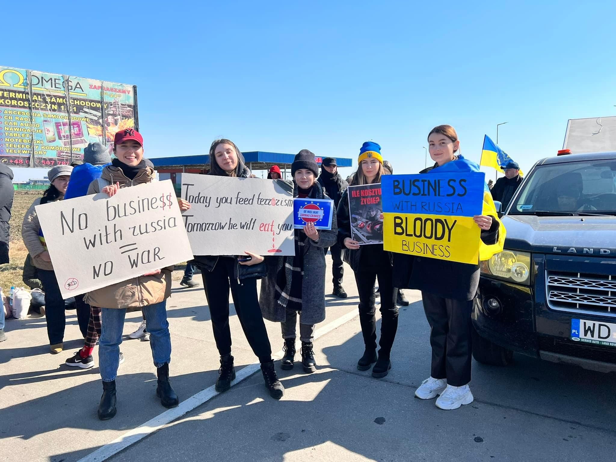 Черга з фур розтягнулася на кілометри: активісти знову блокують фури, які їдуть до Росії, фото - 24 Канал Черга з фур розтягнулася на кілометри: активісти знову блокують фури, які їдуть до Росії, фото - 24 Канал