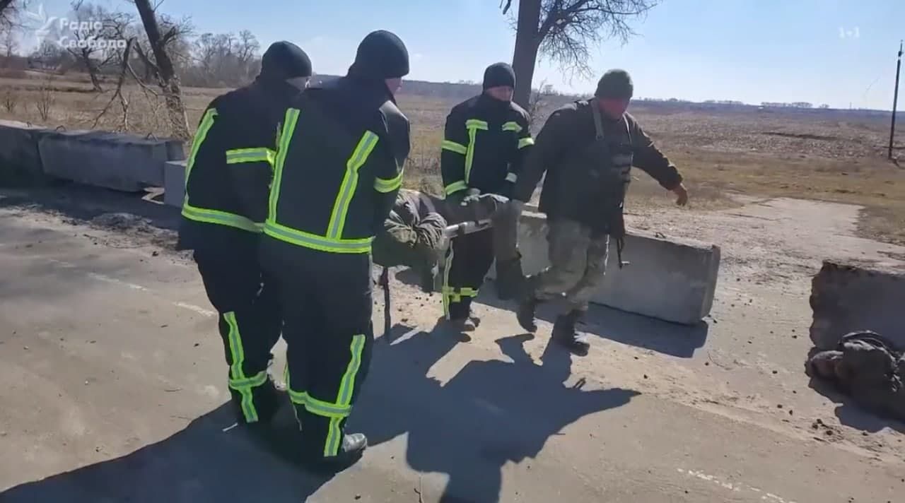 Орки підуть на обмін: у передмісті Києва чоловік склав тіла окупантів у воронку від міни - 24 Канал