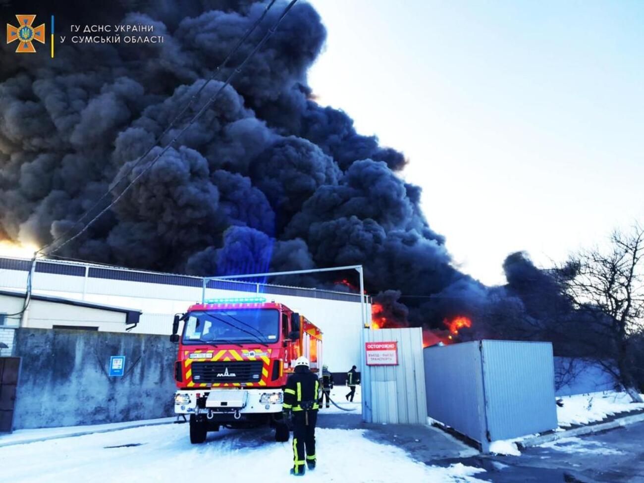 У Сумах рятувальники ліквідували масштабну пожежу, яка виникла через ворожий обстріл - 24 Канал У Сумах рятувальники ліквідували масштабну пожежу, яка виникла через ворожий обстріл - 24 Канал