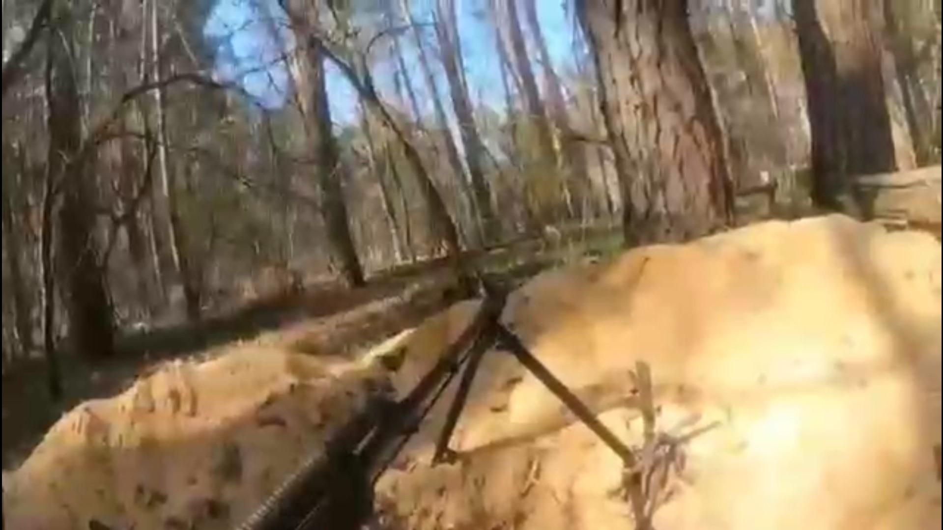 Неймовірне везіння: куля влетіла в автомат українського захисника – відео моменту влучання - 24 Канал Неймовірне везіння: куля влетіла в автомат українського захисника – відео моменту влучання - 24 Канал