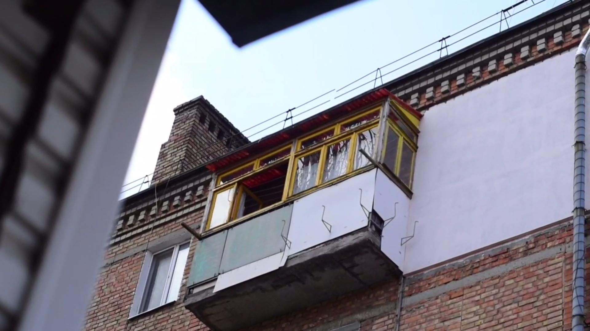 Щодня у Миколаєві чоловік зі свого балкону грає на саксофоні гімн України - 24 Канал