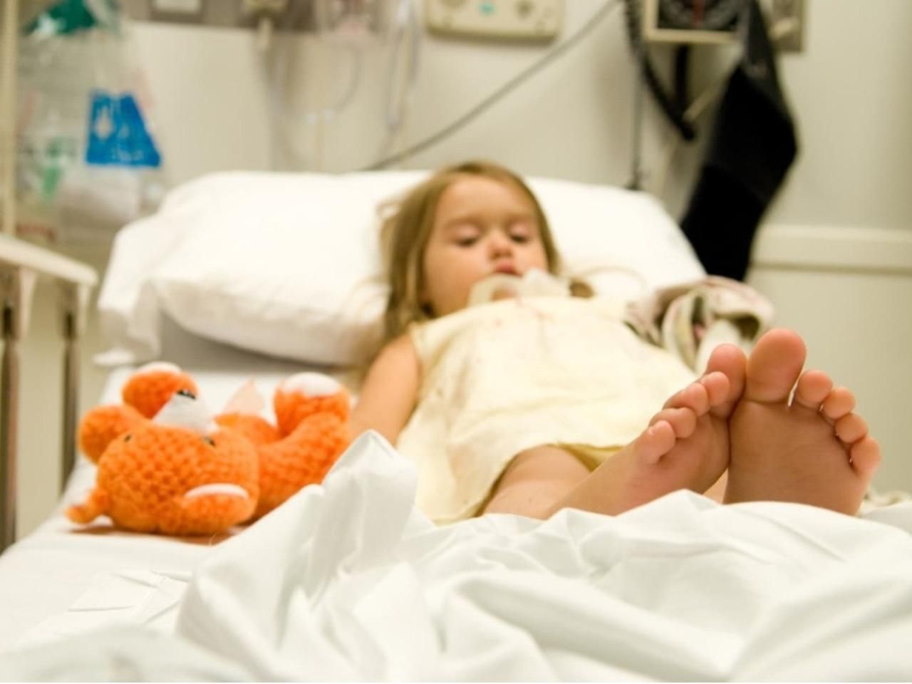 Діти з Маріуполя з осколковими пораненнями лежать у лікарні Запоріжжя - 24 Канал