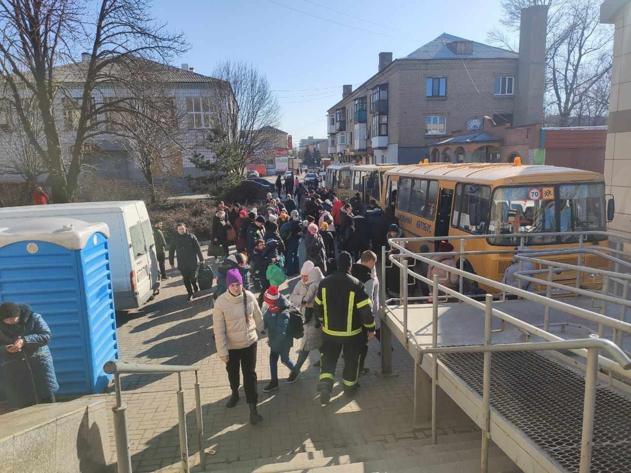 Як відбувалась евакуація з прифронтових українських містечок: фото з порятованими - 24 Канал Як відбувалась евакуація з прифронтових українських містечок: фото з порятованими - 24 Канал