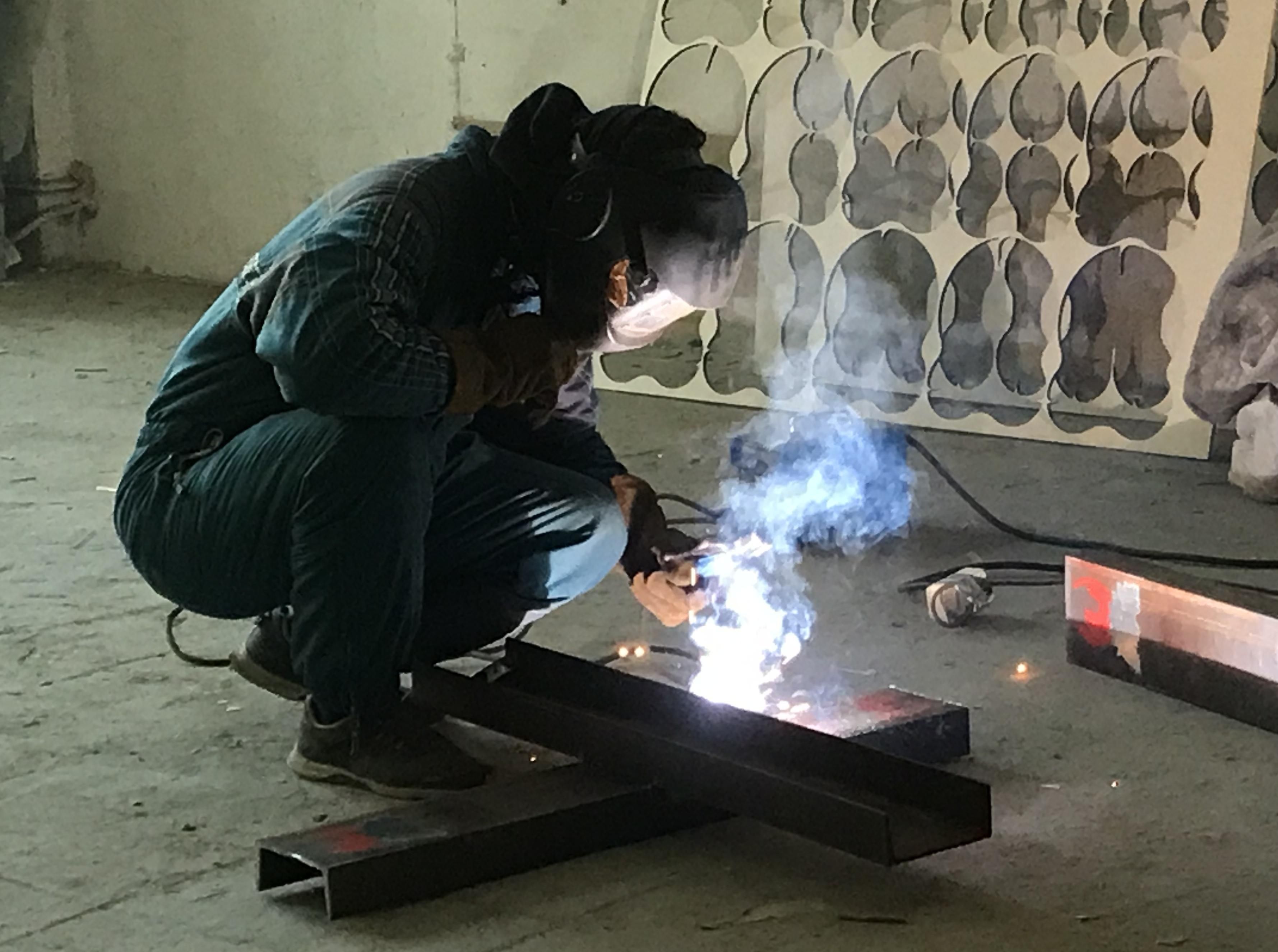 Протитанкові їжаки: як у Києві небайдужі українці роблять оборонні конструкції - 24 Канал Протитанкові їжаки: як у Києві небайдужі українці роблять оборонні конструкції - 24 Канал