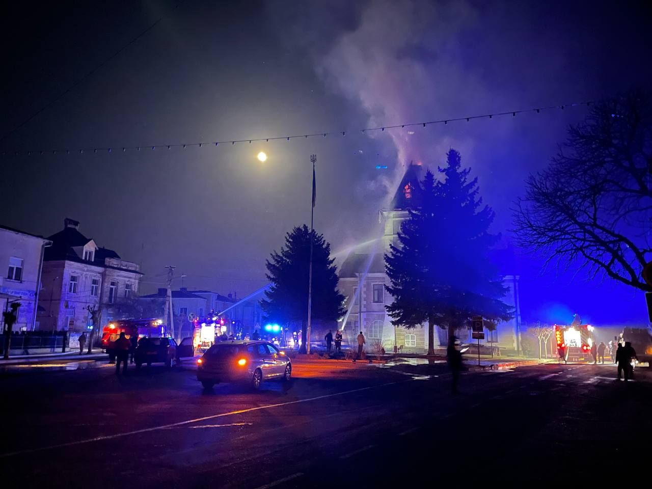 В Каменце-Бугской вспыхнула ратуша: видео мощного возгорания - Львов В Каменце-Бугской вспыхнула ратуша: видео мощного возгорания - Львов