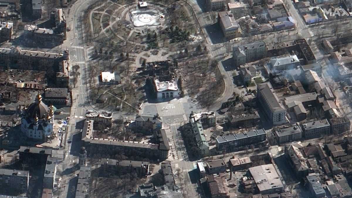 Як можна платити тим, хто це зробив, – Кулеба показав світу зруйнований драмтеатр в Маріуполі - 24 Канал