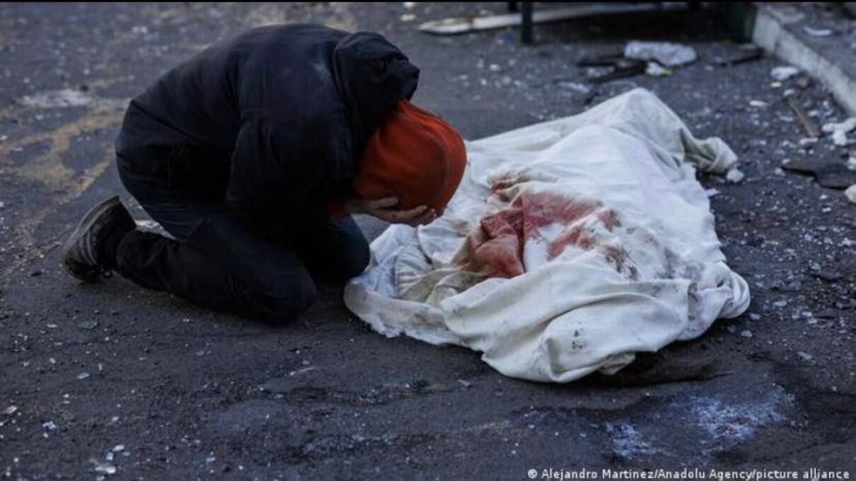 Син плаче над тілом матері: фото з України, яке розбиває серце - 24 Канал