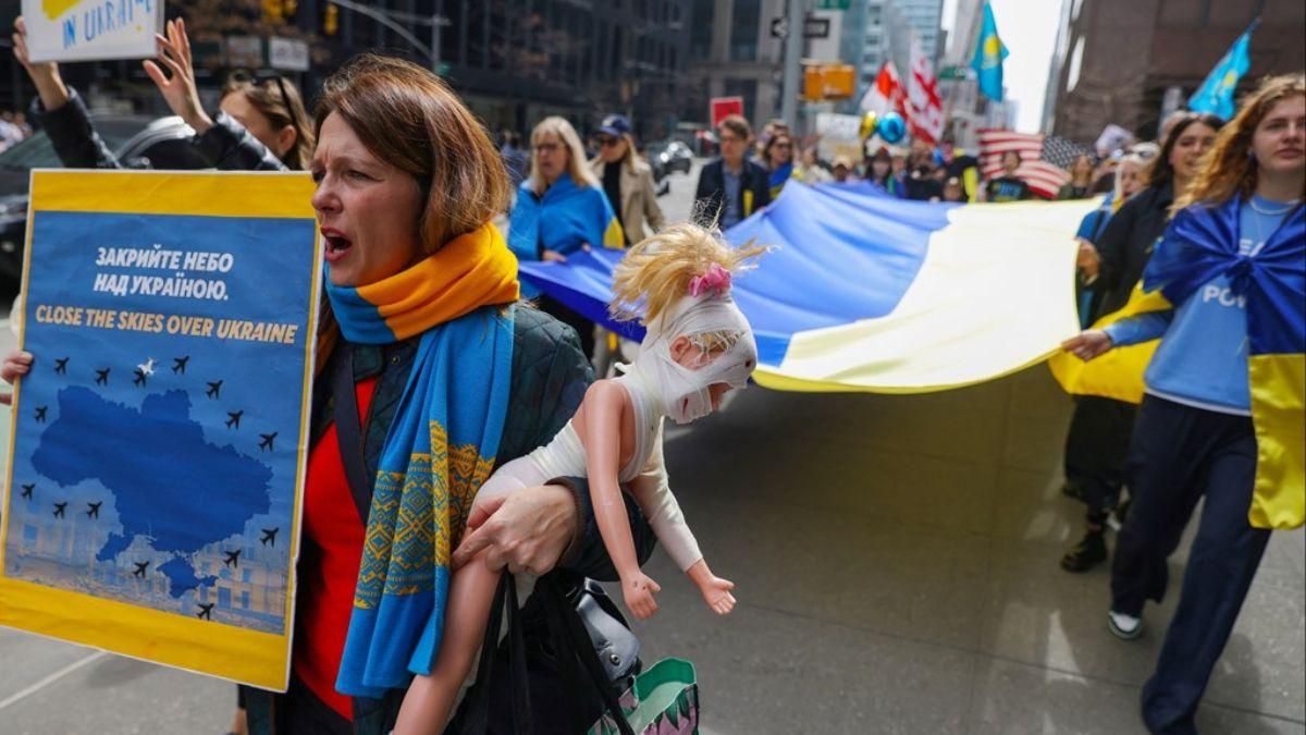 В США прошел марш матерей в поддержку Украины и защиты детей В США прошел марш матерей в поддержку Украины и защиты детей