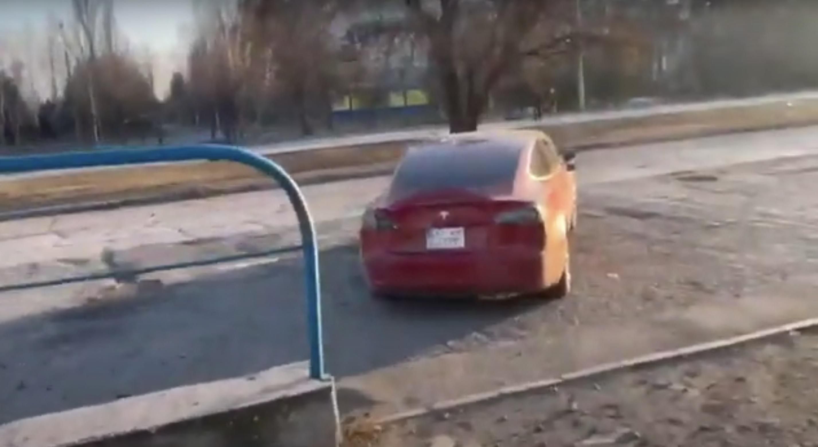 "Як тобі таке Ілон Маск": у Маріуполі посеред руїн помітили червону Tesla - 24 Канал "Як тобі таке Ілон Маск": у Маріуполі посеред руїн помітили червону Tesla - 24 Канал