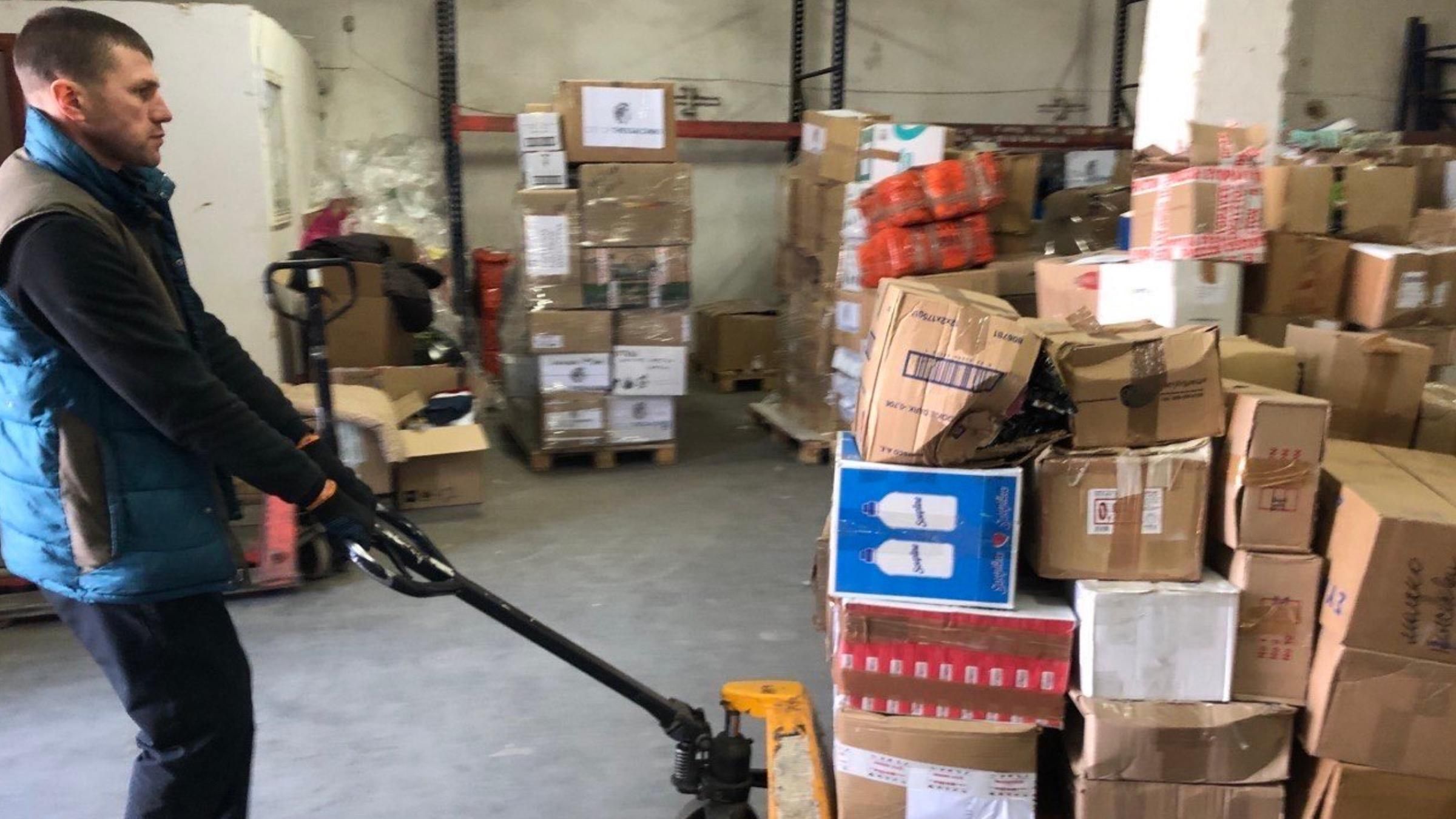 В Украину из Греции прибыл автопоезд с гуманитарным грузом весом в 14 тонн В Украину из Греции прибыл автопоезд с гуманитарным грузом весом в 14 тонн