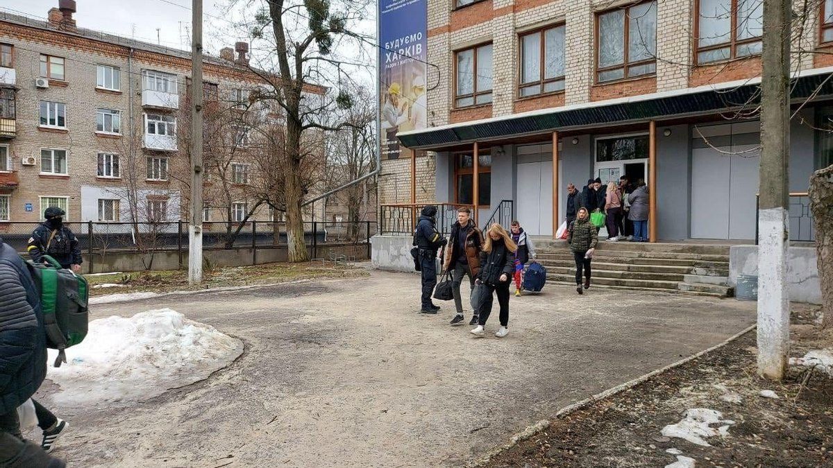 Из Золочева на Харьковщине эвакуировали около 200 детей и их родителей Из Золочева на Харьковщине эвакуировали около 200 детей и их родителей