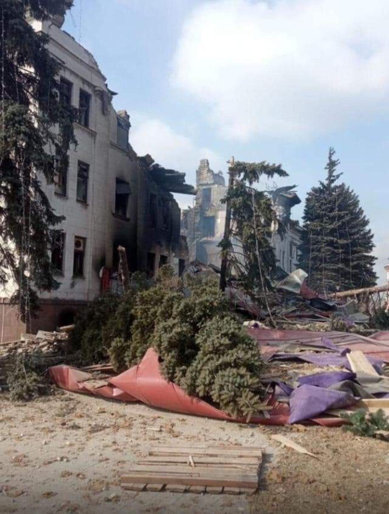 В одному з обстріляних будинків Маріуполя загинула молода дівчина зі своїм батьком та бабусею - 24 Канал В одному з обстріляних будинків Маріуполя загинула молода дівчина зі своїм батьком та бабусею - 24 Канал