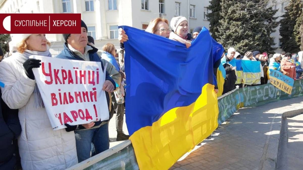 Храбрые жители Херсона и Каховки вышли на мирные митинги за Украину: щемящие видео