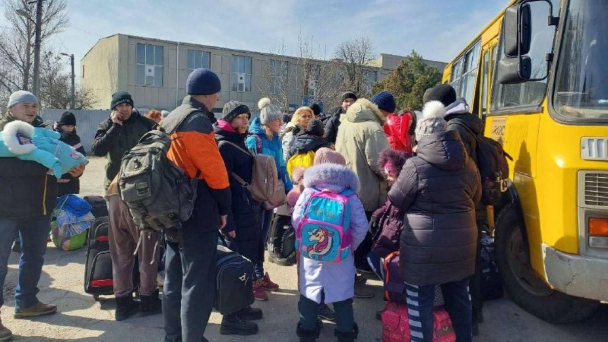 Из Бердянска эвакуировали 789 мариупольцев: люди едут в Запорожье Из Бердянска эвакуировали 789 мариупольцев: люди едут в Запорожье
