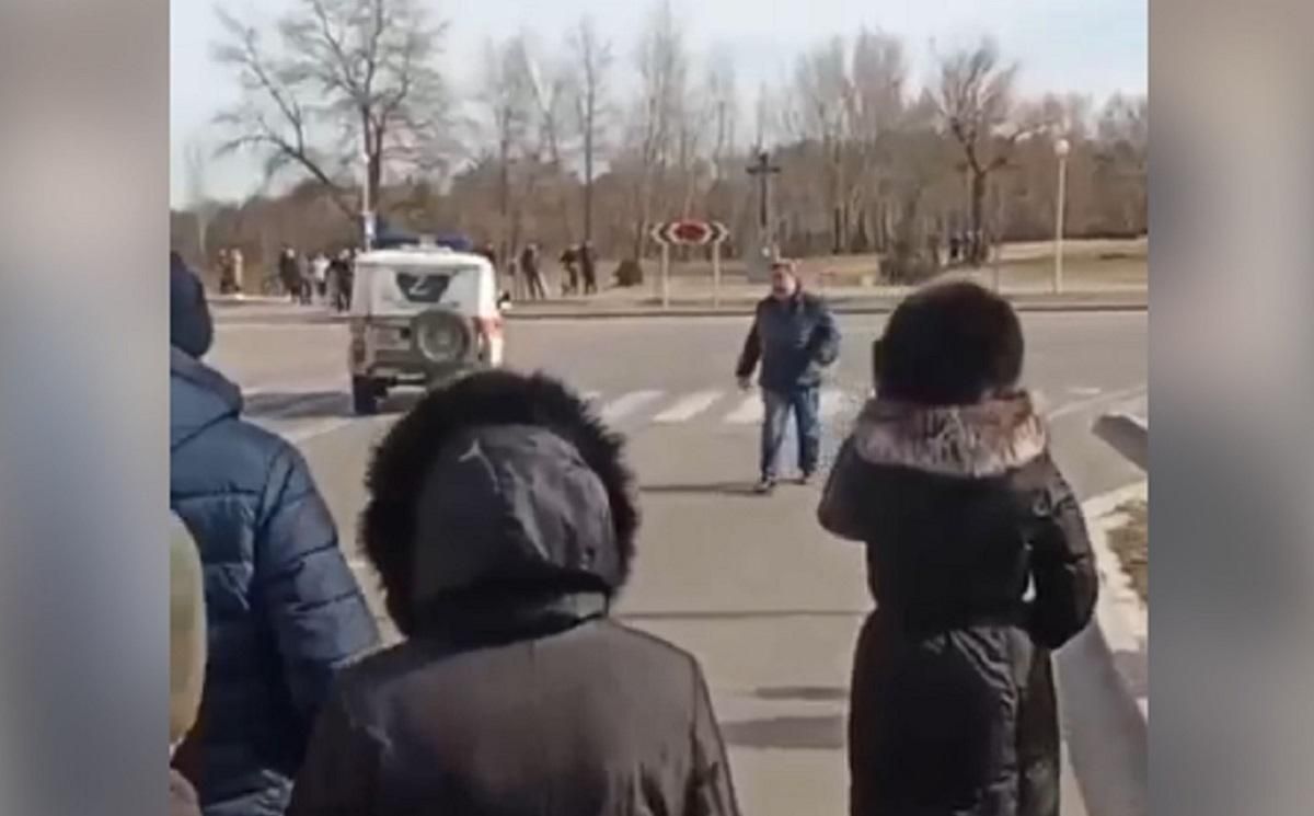 В Энергодаре оккупанты запугали протестующих выстрелами и сбежали на "бобике"