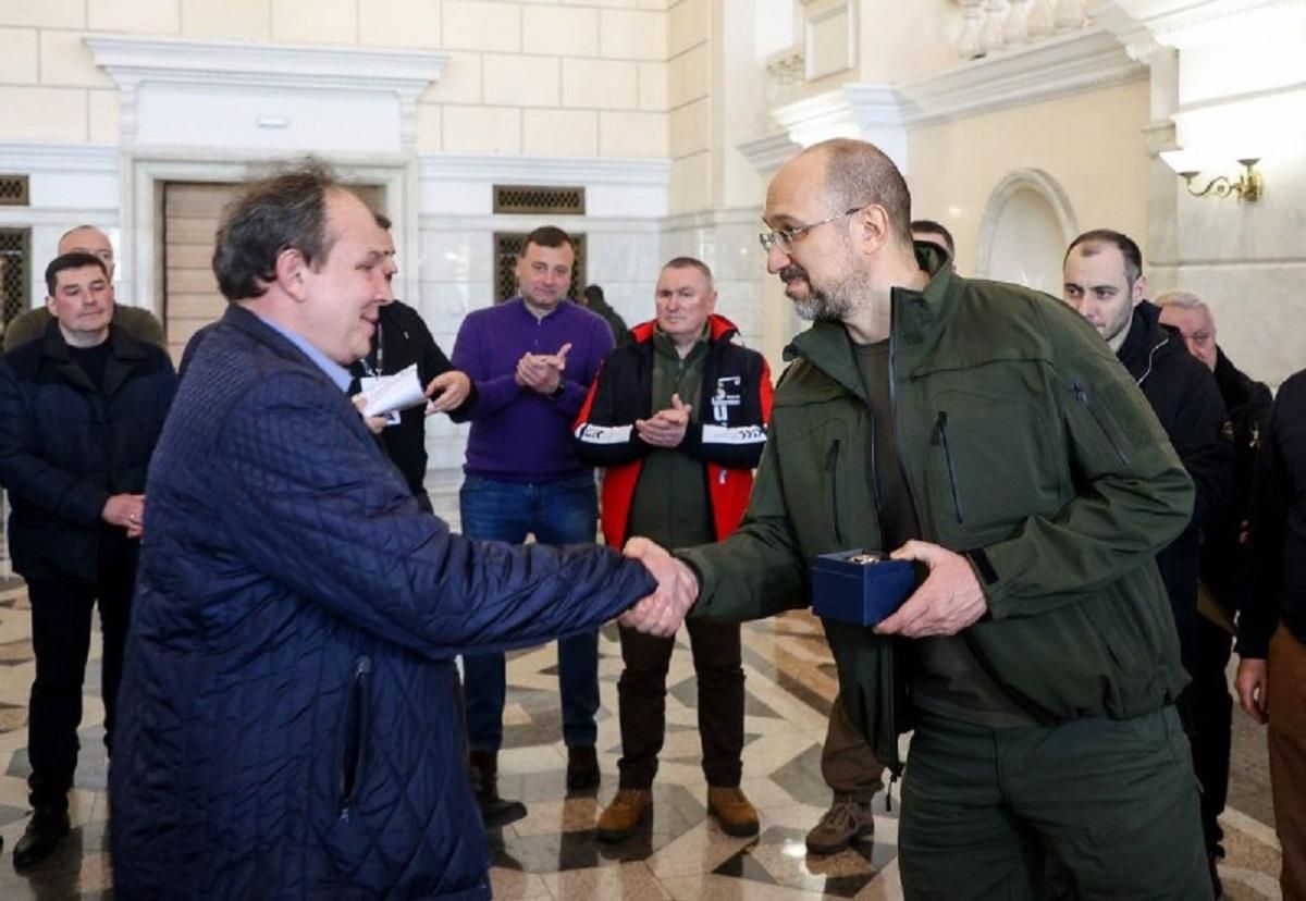 "Железные люди": Шмыгаль и Тимошенко наградили железнодорожников, спасающих людей во время войны "Железные люди": Шмыгаль и Тимошенко наградили железнодорожников, спасающих людей во время войны