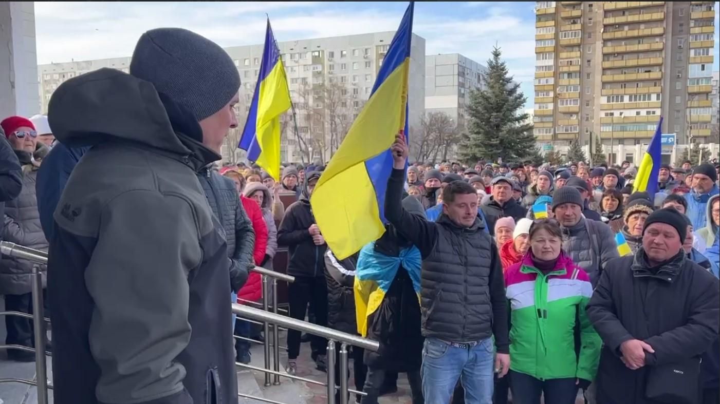 До мітингувальників в Енергодарі під'їхали БТР: їх попросили розходитися - 24 Канал