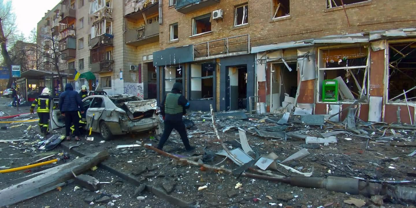 У ДСНС показали, що залишилось від багатоповерхівки, в яку влучили уламки ракети - 24 Канал У ДСНС показали, що залишилось від багатоповерхівки, в яку влучили уламки ракети - 24 Канал