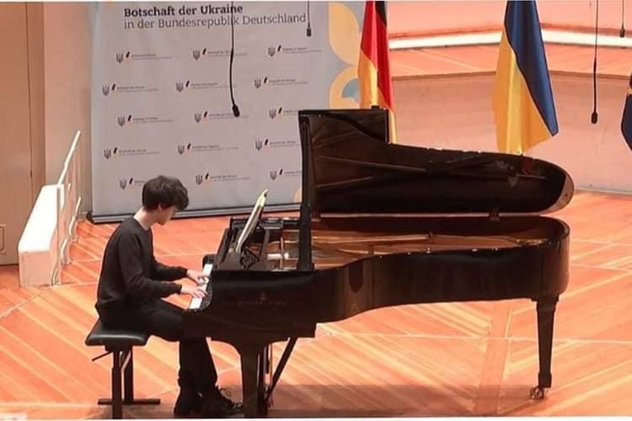 У Берліні син нацгвардійки зіграв на концерті для допомоги України: зібрали 20 000 євро - 24 Канал У Берліні син нацгвардійки зіграв на концерті для допомоги України: зібрали 20 000 євро - 24 Канал