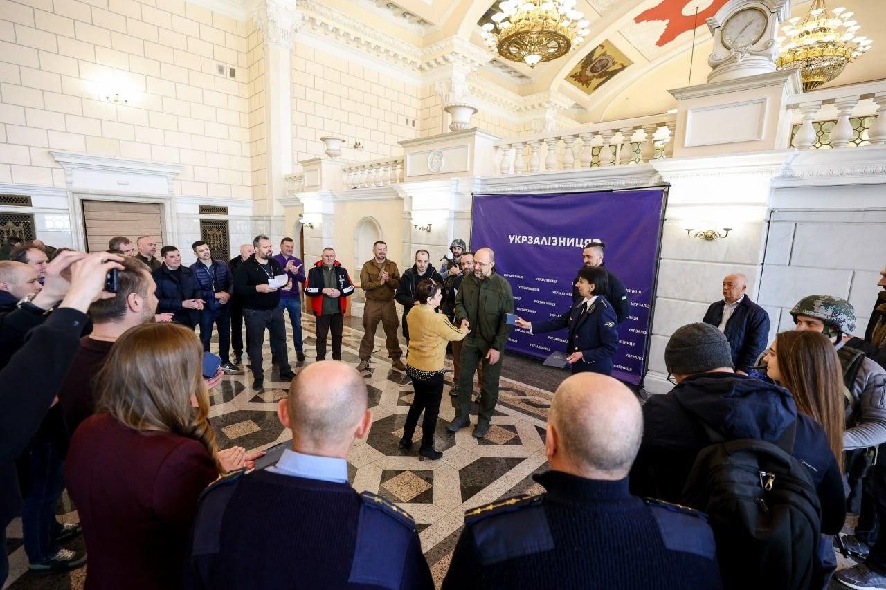 Пока двигаются поезда – страна живет, – Шмыгаль посетил вокзал в Киеве Пока двигаются поезда – страна живет, – Шмыгаль посетил вокзал в Киеве