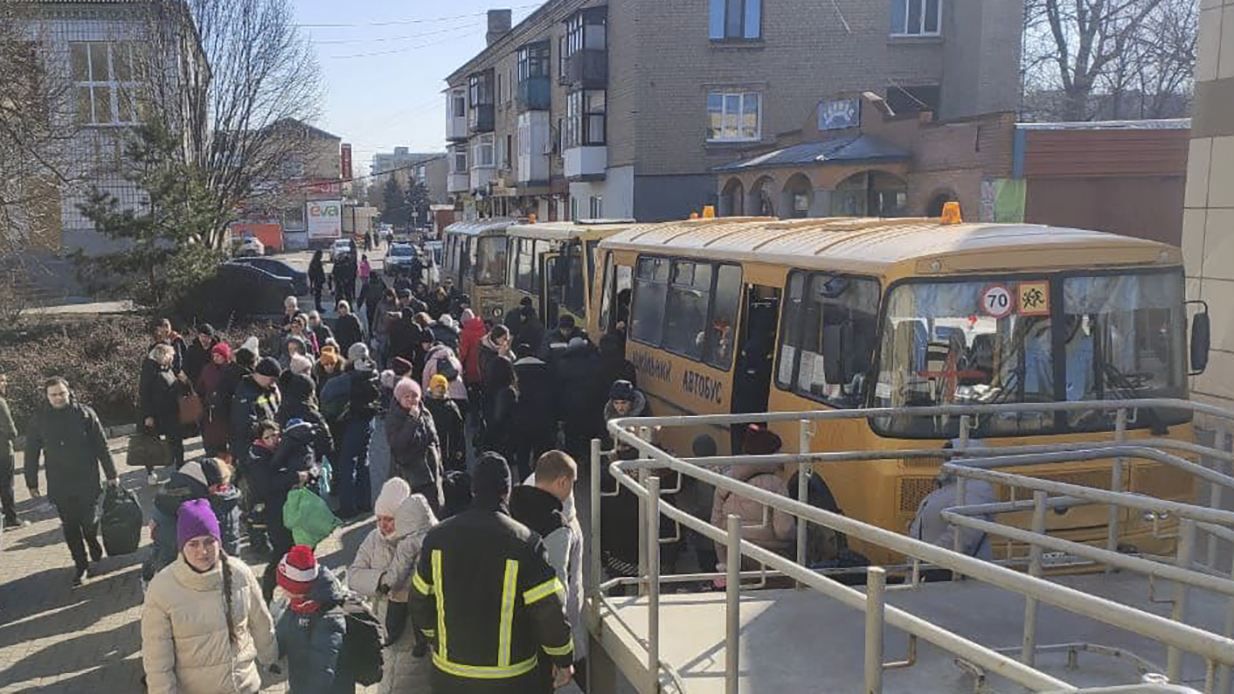 Майже 90% українців готові прихистити у себе вдома переселенців або запропонувати їм житло - 24 Канал Майже 90% українців готові прихистити у себе вдома переселенців або запропонувати їм житло - 24 Канал