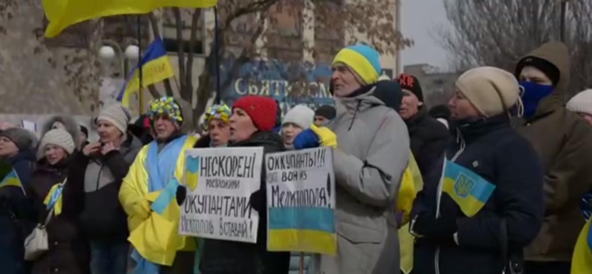 Ми точно знаємо, що ви про нас не забули, – у Мелітополі записали щемливе звернення до ЗСУ - 24 Канал Ми точно знаємо, що ви про нас не забули, – у Мелітополі записали щемливе звернення до ЗСУ - 24 Канал