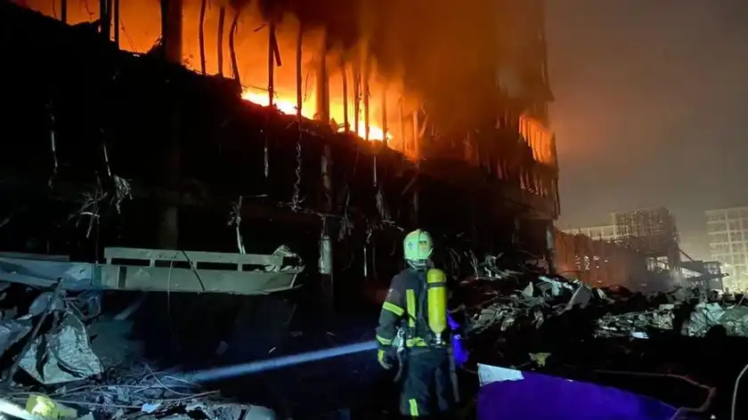 Взрывы в Подольском районе 20.03.2022: видео пожара ТЦ и стоянки