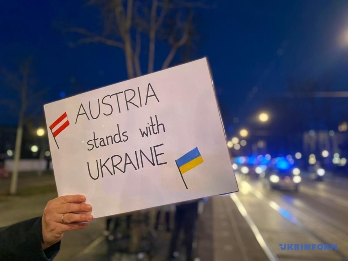 В Вене тысячи человек вышли на митинг против вторжения России в Украину: "желто-голубые" фото - 24 Канал В Вене тысячи человек вышли на митинг против вторжения России в Украину: "желто-голубые" фото - 24 Канал