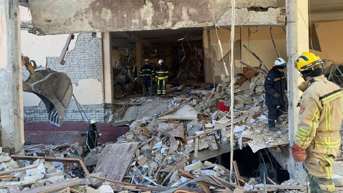 Рятувальники на Харківщині продовжують розбирати завали та гасити пожежі через обстріли - 24 Канал Рятувальники на Харківщині продовжують розбирати завали та гасити пожежі через обстріли - 24 Канал