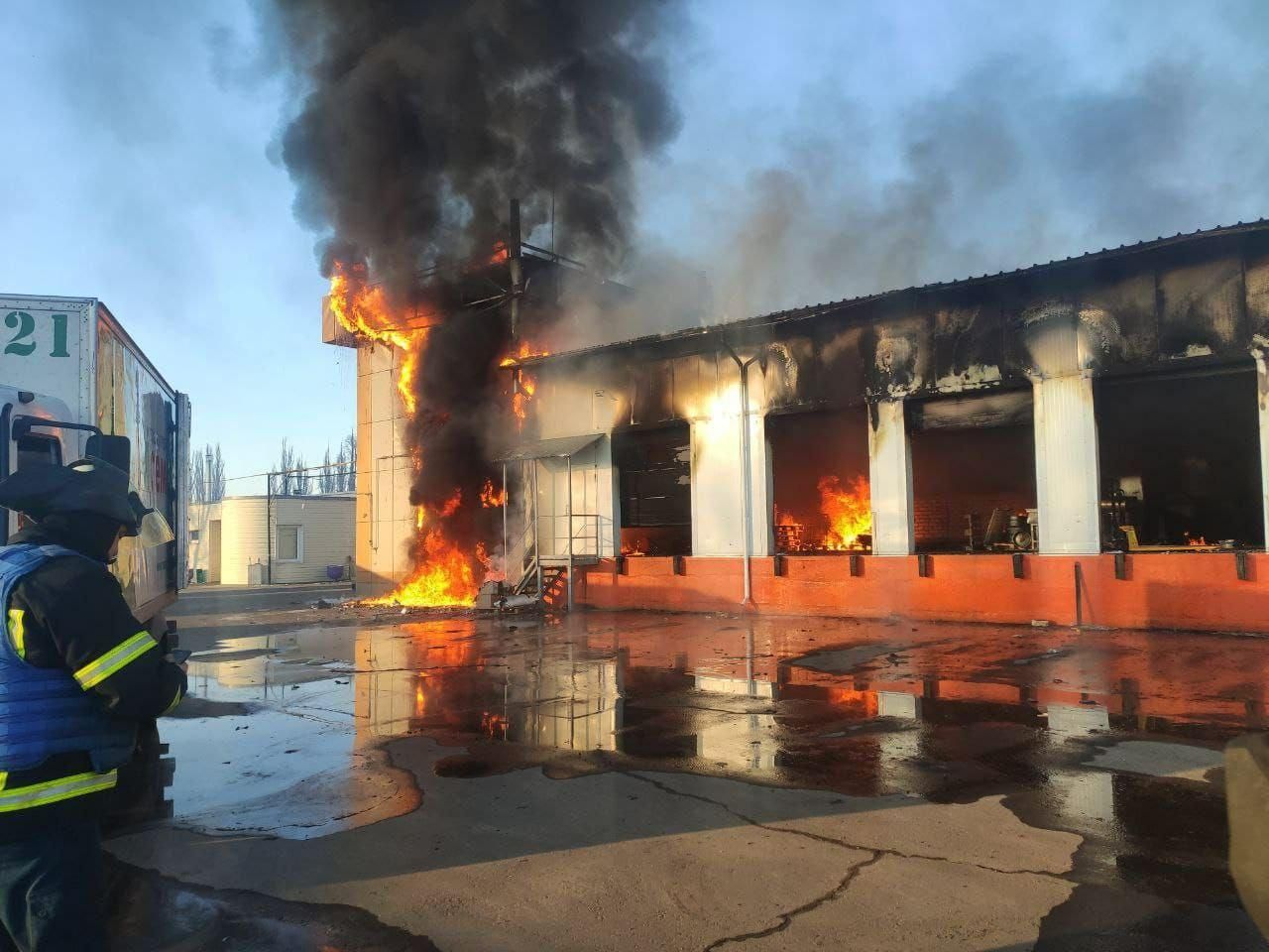 На Луганщині спалахнула масштабна пожежа на продуктовому складі
