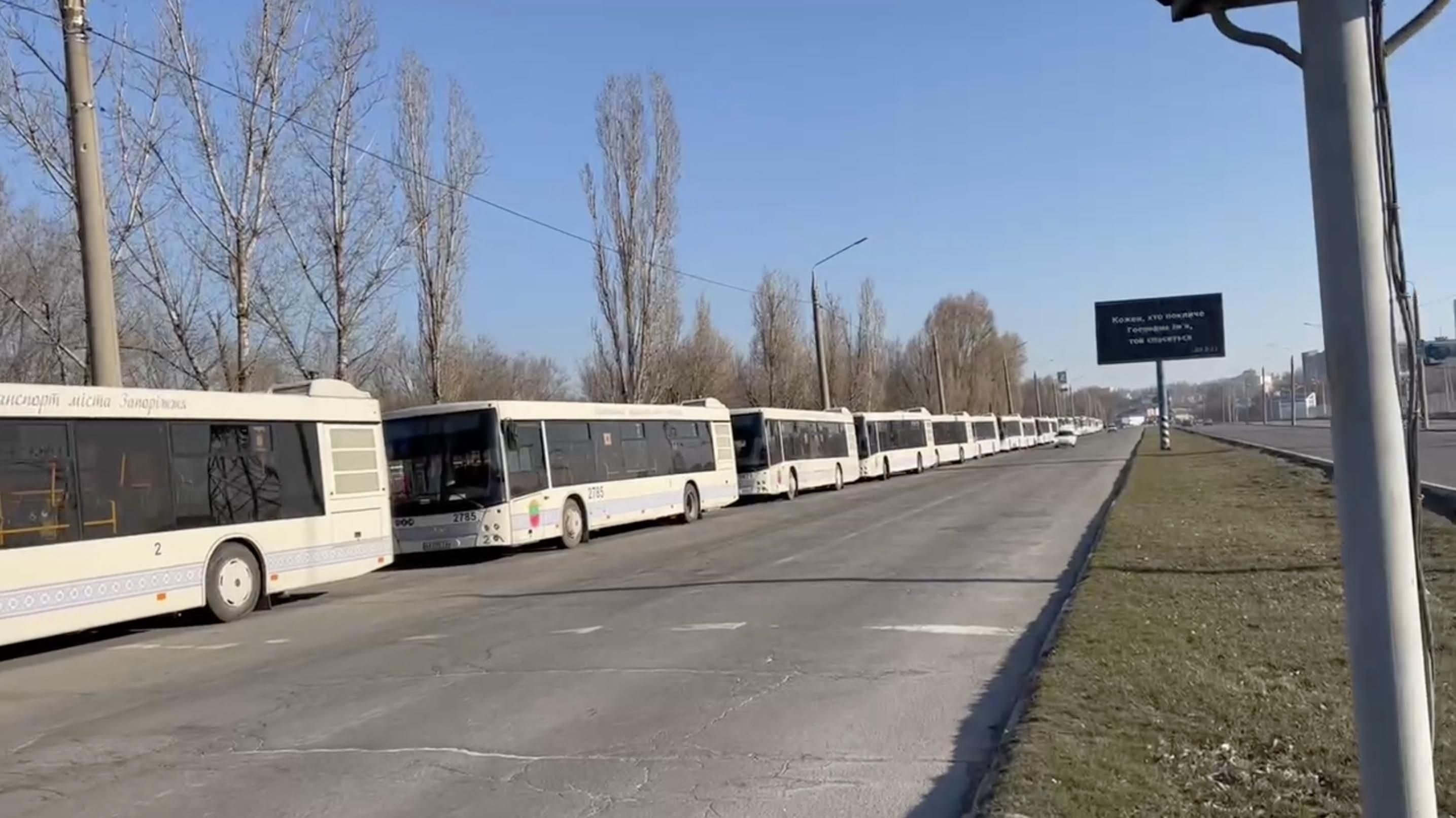 Из Запорожья выехал 21 автобус для эвакуации жителей Мариуполя
