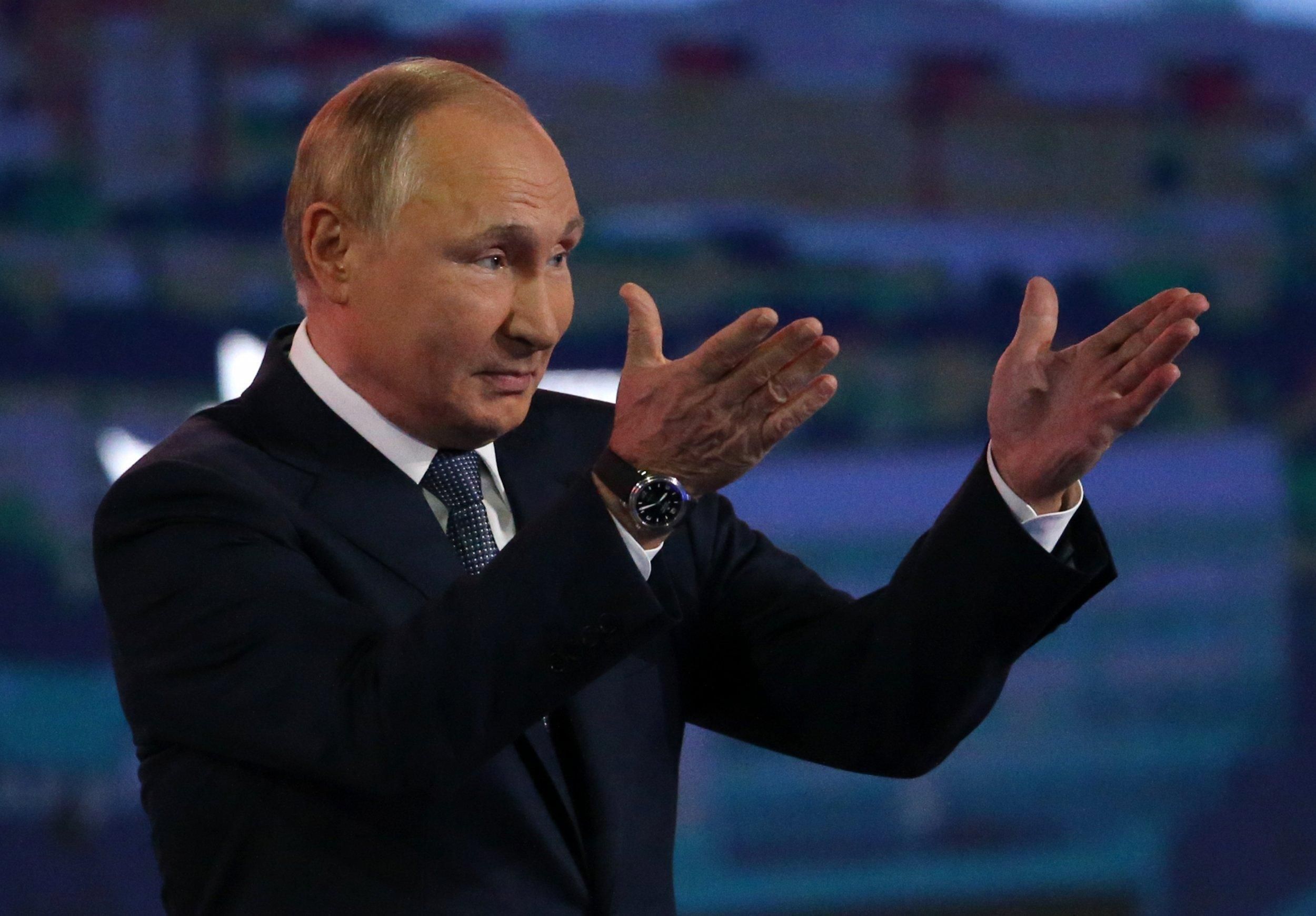 "Путін щасливий": у МВС пояснили, чому главі Кремля вигідні санкції проти російських олігархів - 24 Канал