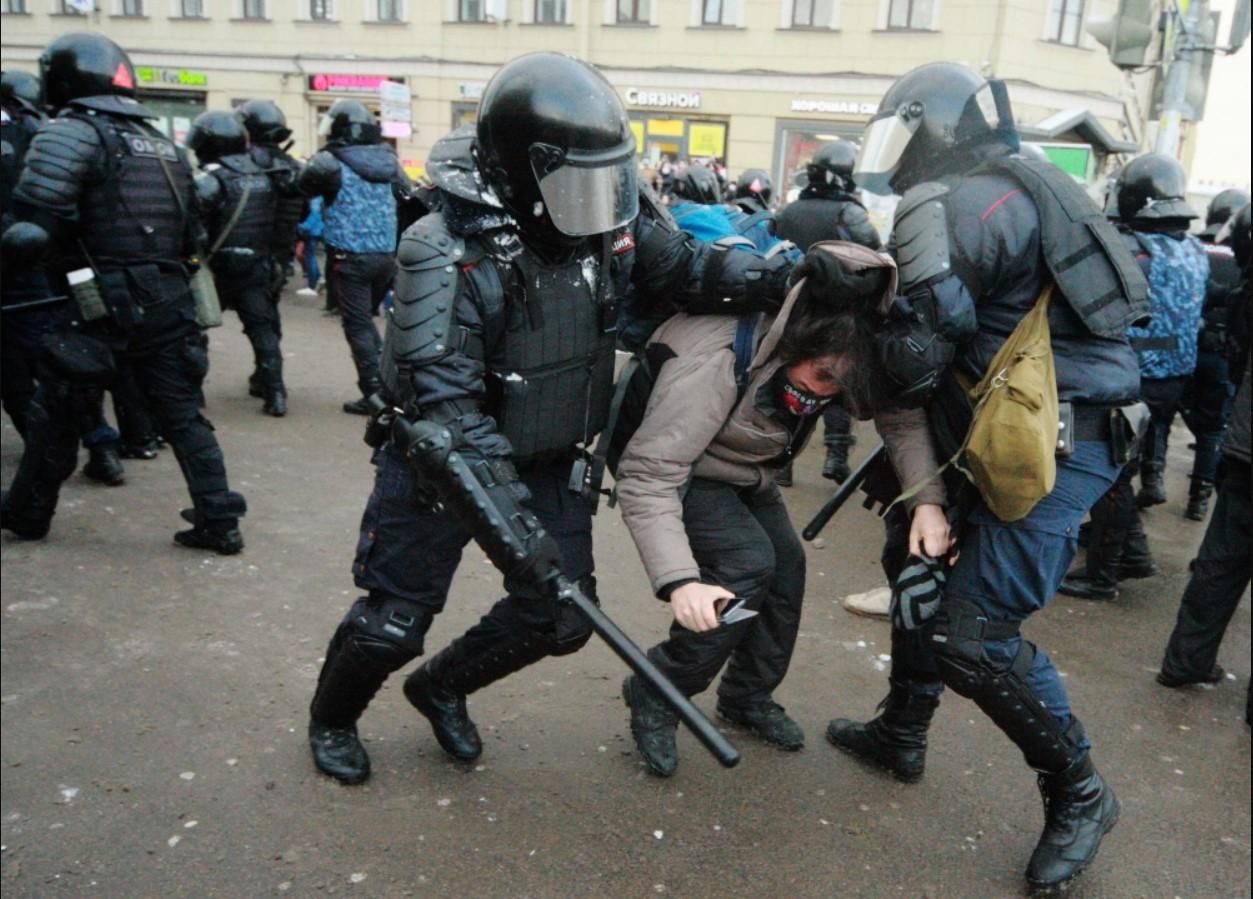Перепутали с Россией: оккупанты привезли ОМОН для разгона митинга в Энергодаре Перепутали с Россией: оккупанты привезли ОМОН для разгона митинга в Энергодаре