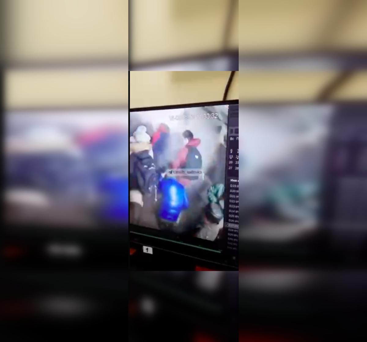 В Харькове снаряд прилетел в спины скрывавшихся в супермаркете людей: жуткое видео В Харькове снаряд прилетел в спины скрывавшихся в супермаркете людей: жуткое видео