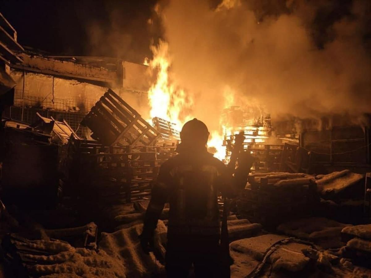 Оккупанты целенаправленно уничтожают продовольственные склады в Луганской области