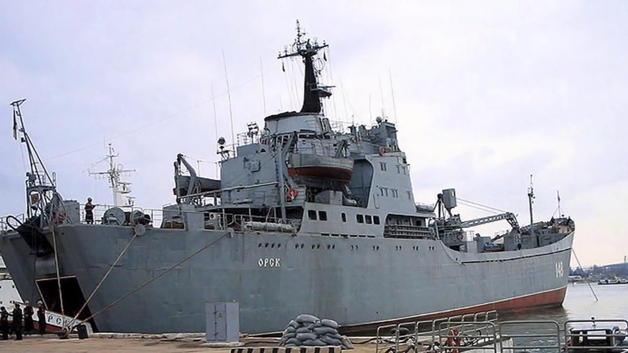 До Бердянська прибув російський десантний корабель з військовою технікою - 24 Канал