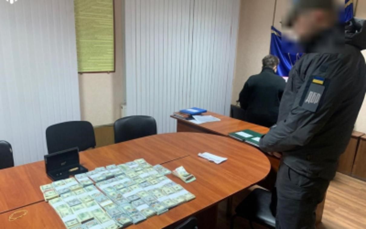 Слідами Котвіцької: ДБР та митники викрили жінку, яка намагалася вивезти понад 400 тисяч доларів - 24 Канал Слідами Котвіцької: ДБР та митники викрили жінку, яка намагалася вивезти понад 400 тисяч доларів - 24 Канал