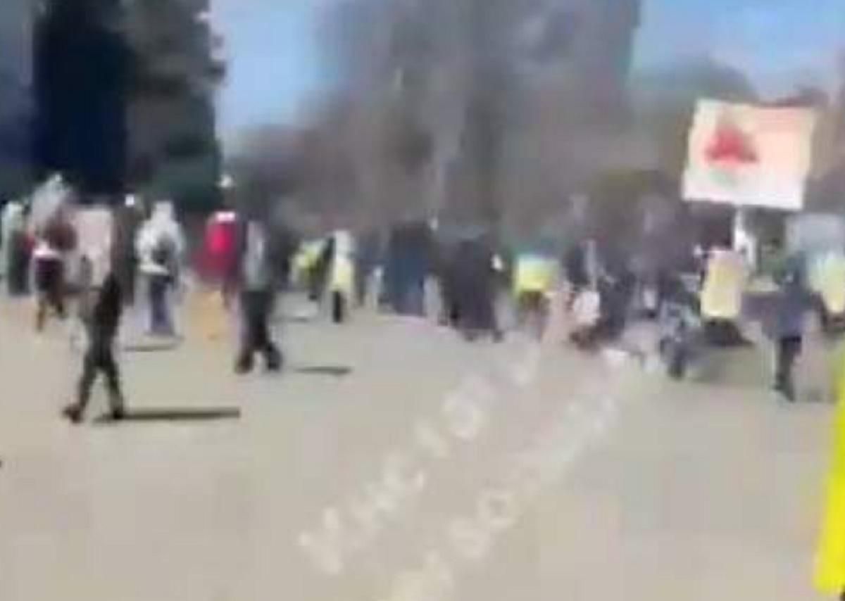 Люди хотіли стерти з пам'ятника напис окупантів, – журналістка про причини стрілянини в Херсоні - 24 Канал Люди хотіли стерти з пам'ятника напис окупантів, – журналістка про причини стрілянини в Херсоні - 24 Канал