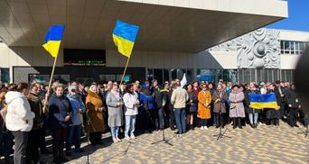 Южноукраинск, где тоже есть АЭС, вышли на мирный митинг для поддержки Энергодара