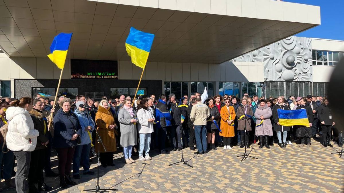 Южноукраинск, где тоже есть АЭС, вышли на мирный митинг для поддержки Энергодара