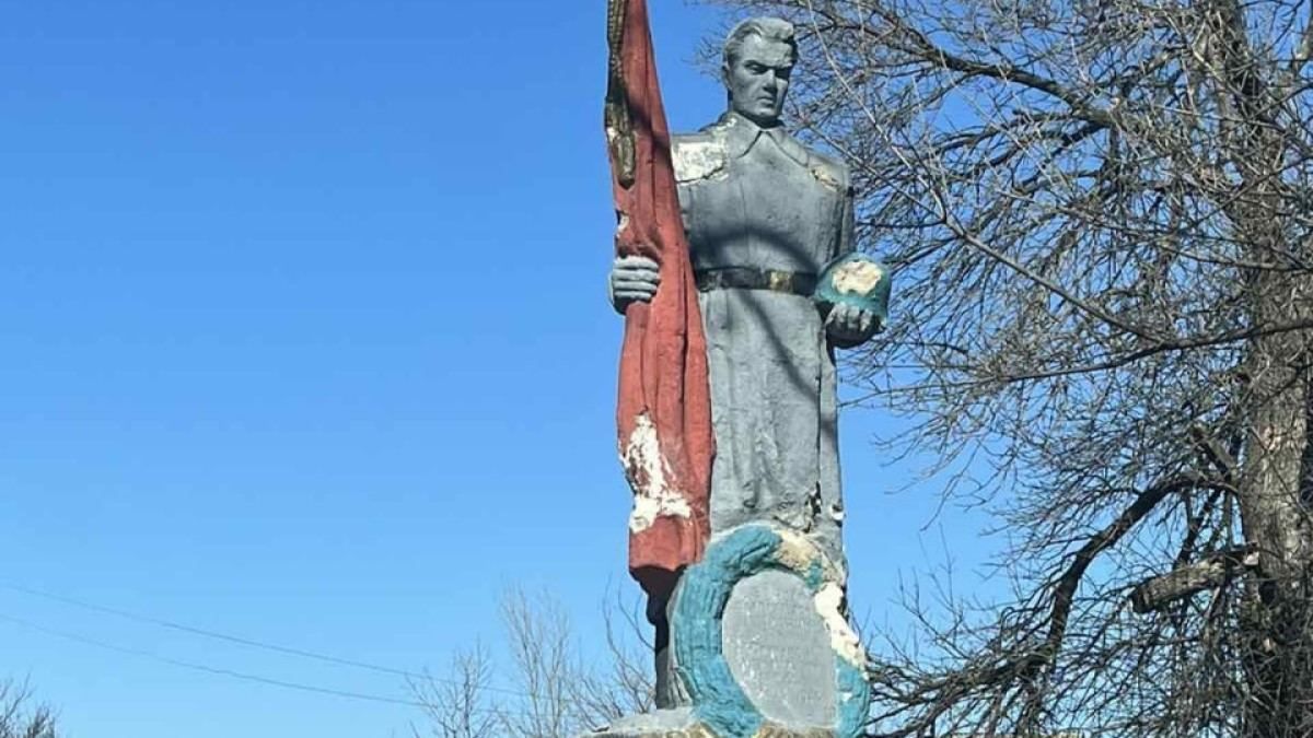 "Денацификация" от россиян: орки повредили братскую могилу воинов, павших в боях с нацистами - 24 Канал "Денацификация" от россиян: орки повредили братскую могилу воинов, павших в боях с нацистами - 24 Канал